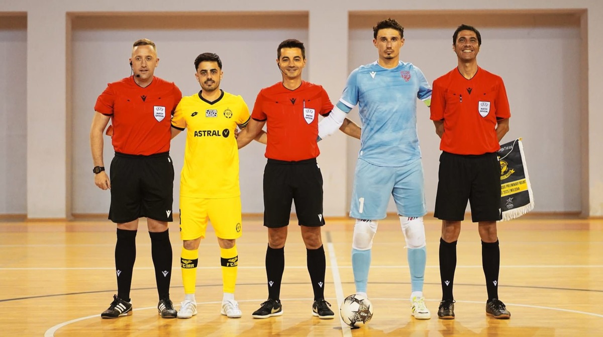 Laurentiu Ilie, al centro, prima dell'inizio di Clic Chişinău-Maccabi Netanya