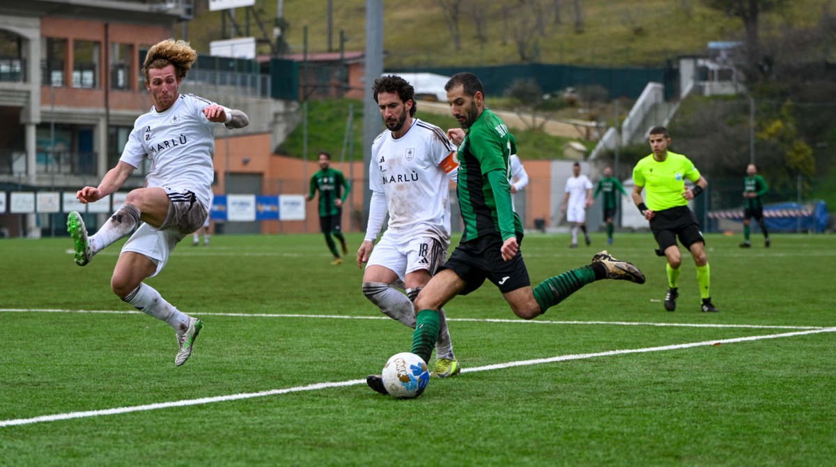 ©FSGC/Palmieri | Buonocunto (a destra) sfida Marco Gasperoni e Mazzotti durante Virtus-La Fiorita della scorsa stagione