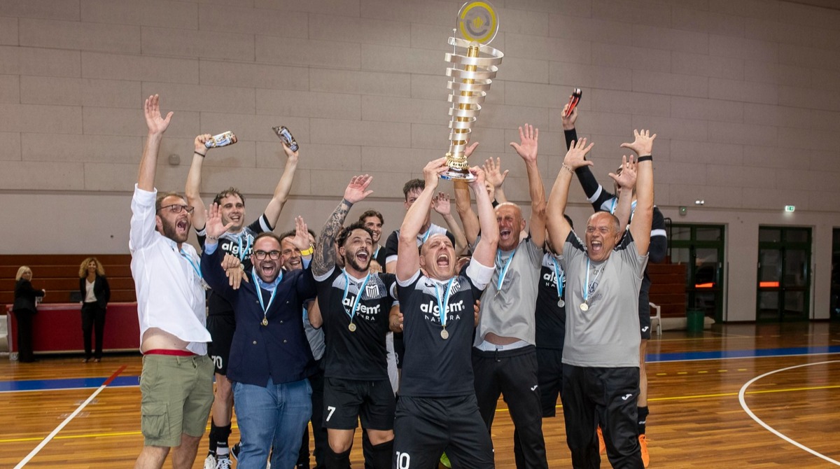 ©FSGC | Il capitano del Murata Nicola Albani alza la coppa per il Murata