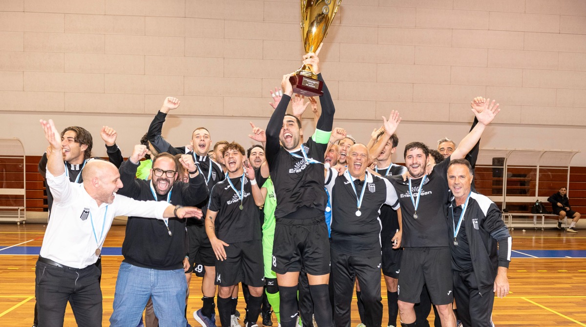 ©FSGC/Pruccoli | Capitan Busignani solleva la Supercoppa di futsal Givova 2025
