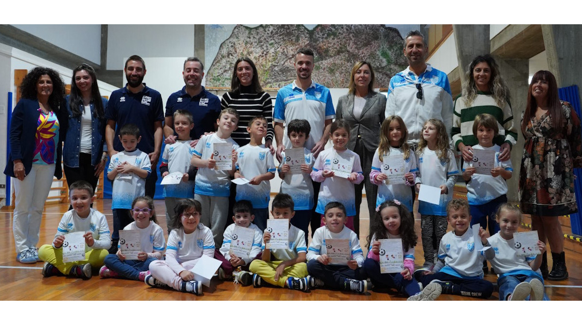 La Nazionale a scuola: Cevoli e Vitaioli alla Prima Elementare di Fiorentino con una divisa per tutti gli studenti