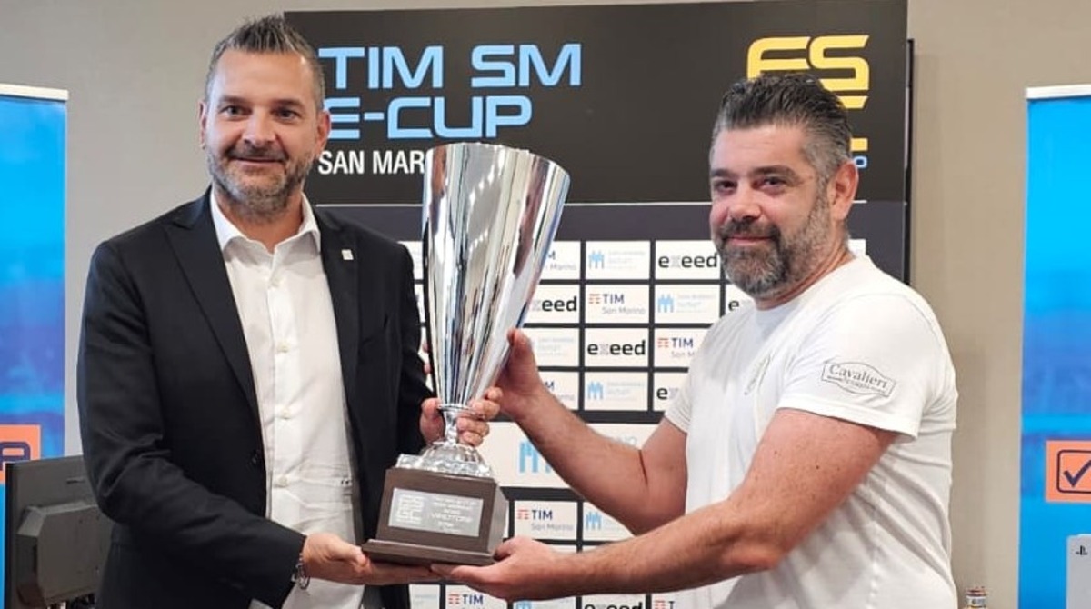 ©FSGC | Il Vice Segretario Generale Albani premia Gobbi, in rappresentanza del Cosmos